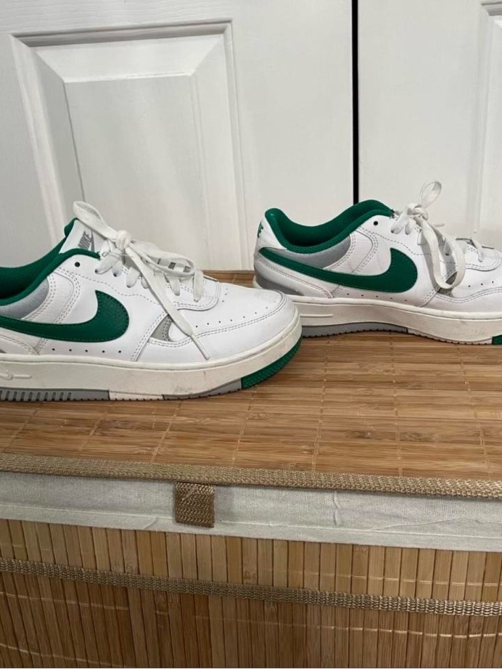 Nike White and Green Low-Cut Sneakers